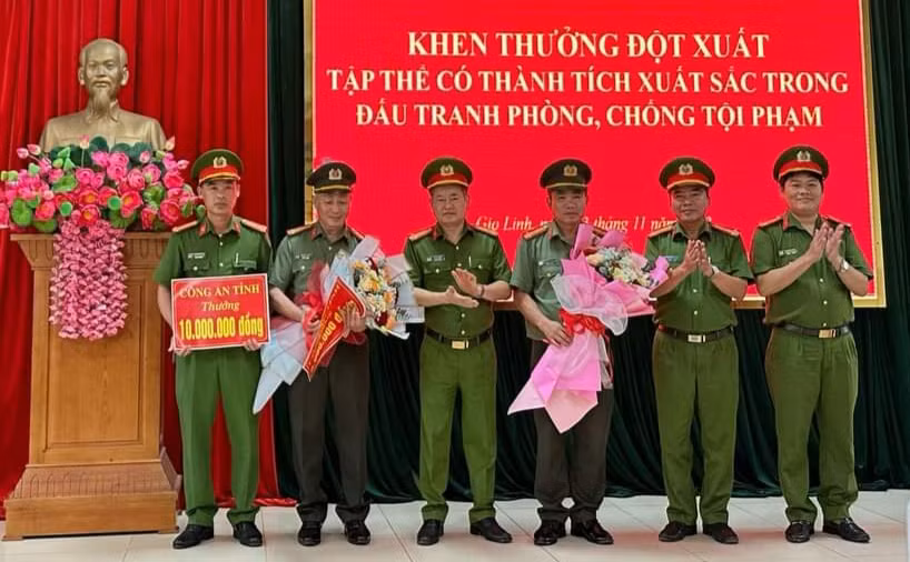Khen thưởng tập thể có thành tích bắt giữ 18.000 viên ma túy tổng hợp
