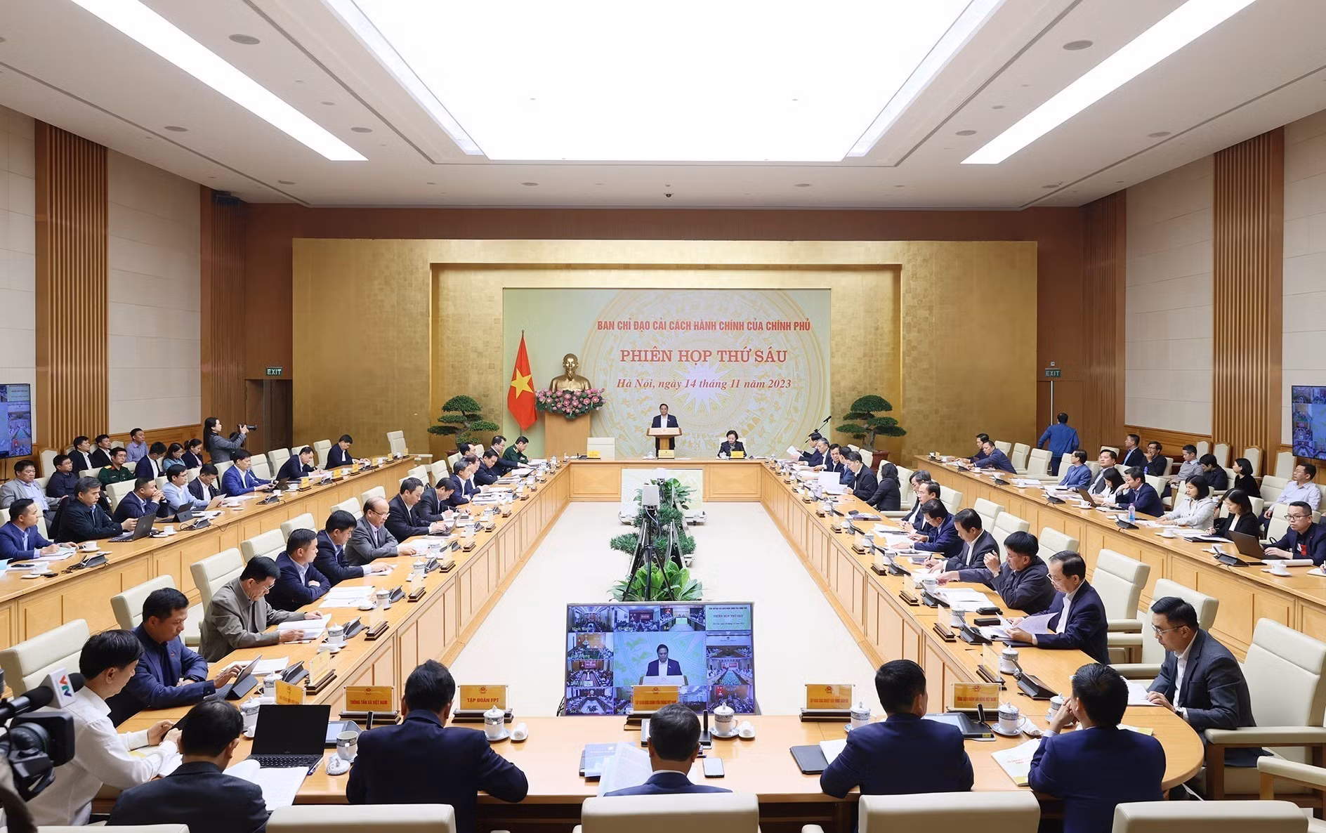 Thủ tướng: Tiếp tục đẩy mạnh cải cách hành chính, cải thiện môi trường đầu tư -0