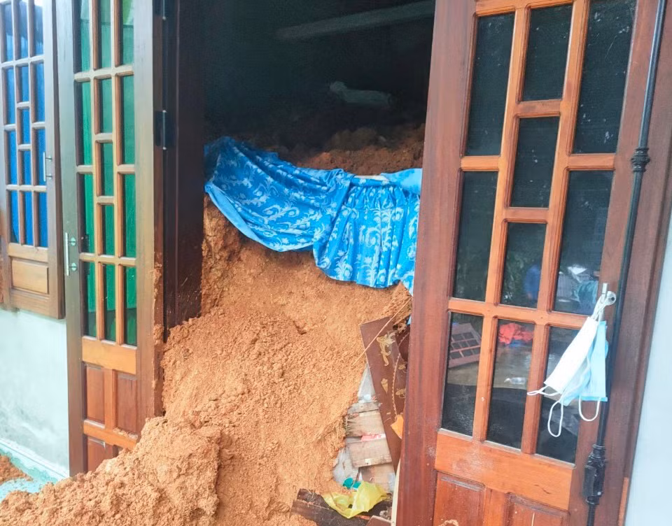 Lật thuyền giữa nước lũ chảy xiết, 2 người chết và mất tích -0
