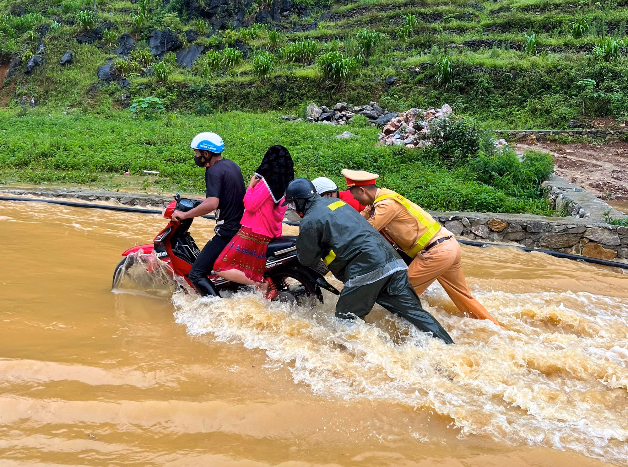 CSGT Hà Giang ứng trực, hỗ trợ người dân và du khách trong mưa lũ -3