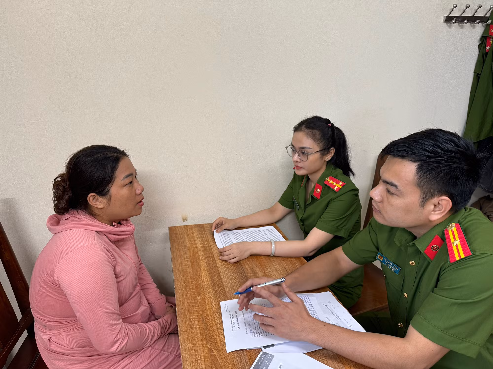 Bắt quả tang đối tượng mua bán người -0