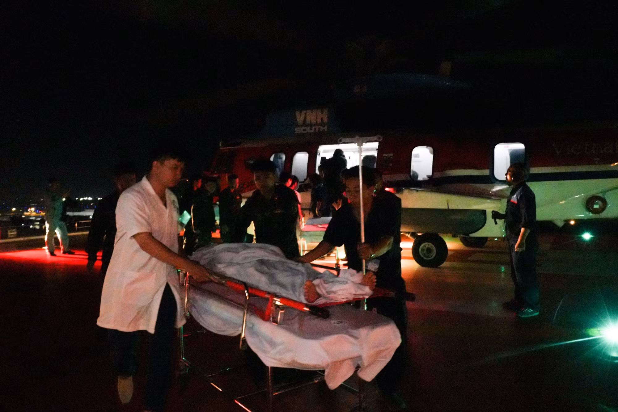 Đưa 2 bệnh nhân nguy kịch từ đảo Trường Sa về đất liền điều trị -0