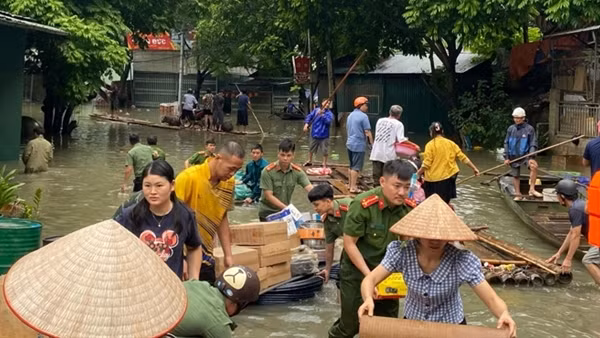 Công an huyện Bảo Lâm, Bảo Lạc hỗ trợ người dân khắc phục hậu quả thiên tai lũ lụt
