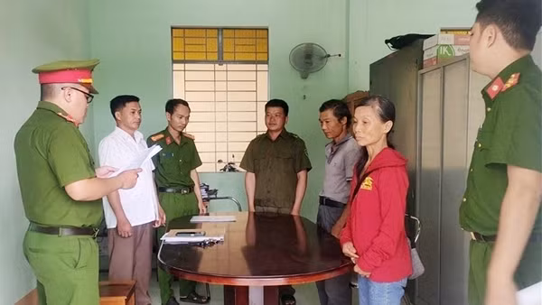 Vợ tố giác chồng trồng cây thuốc phiện