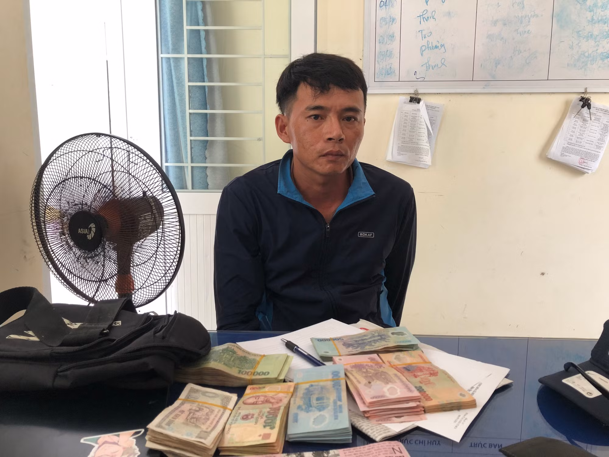Nhân viên giao hàng nhưng chiếm đoạt trăm triệu tiền của chủ -0