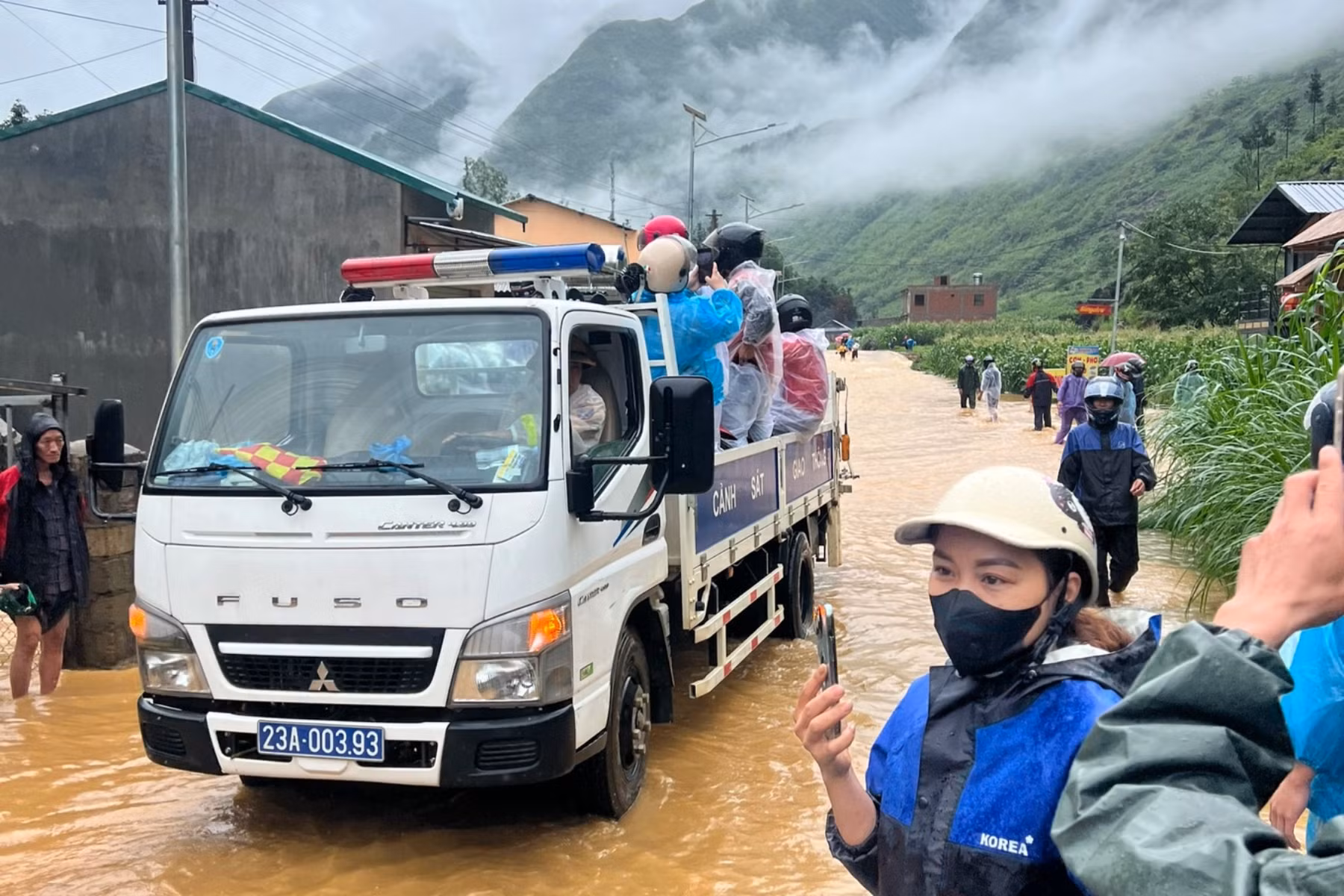 CSGT Hà Giang ứng trực, hỗ trợ người dân và du khách trong mưa lũ -5