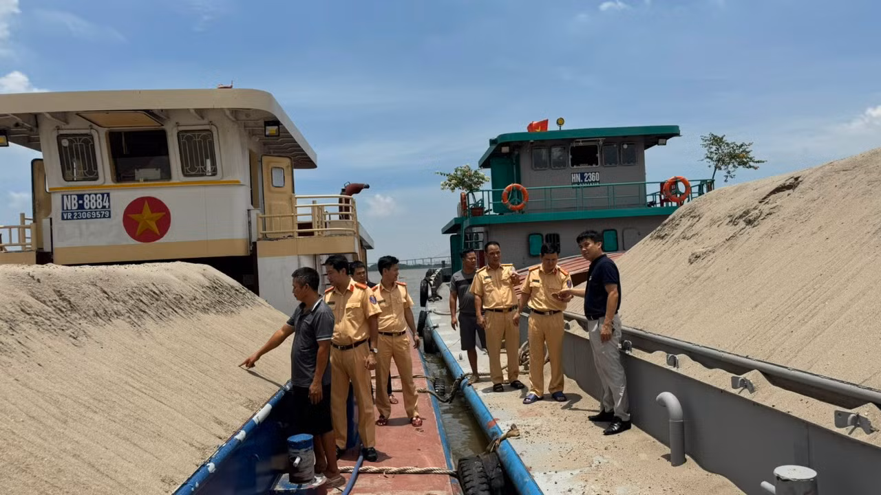 Từ vụ bắt giữ 4 đối tượng đánh bạc làm rõ việc khai thác cát trên sông sông Bạch Đằng -0