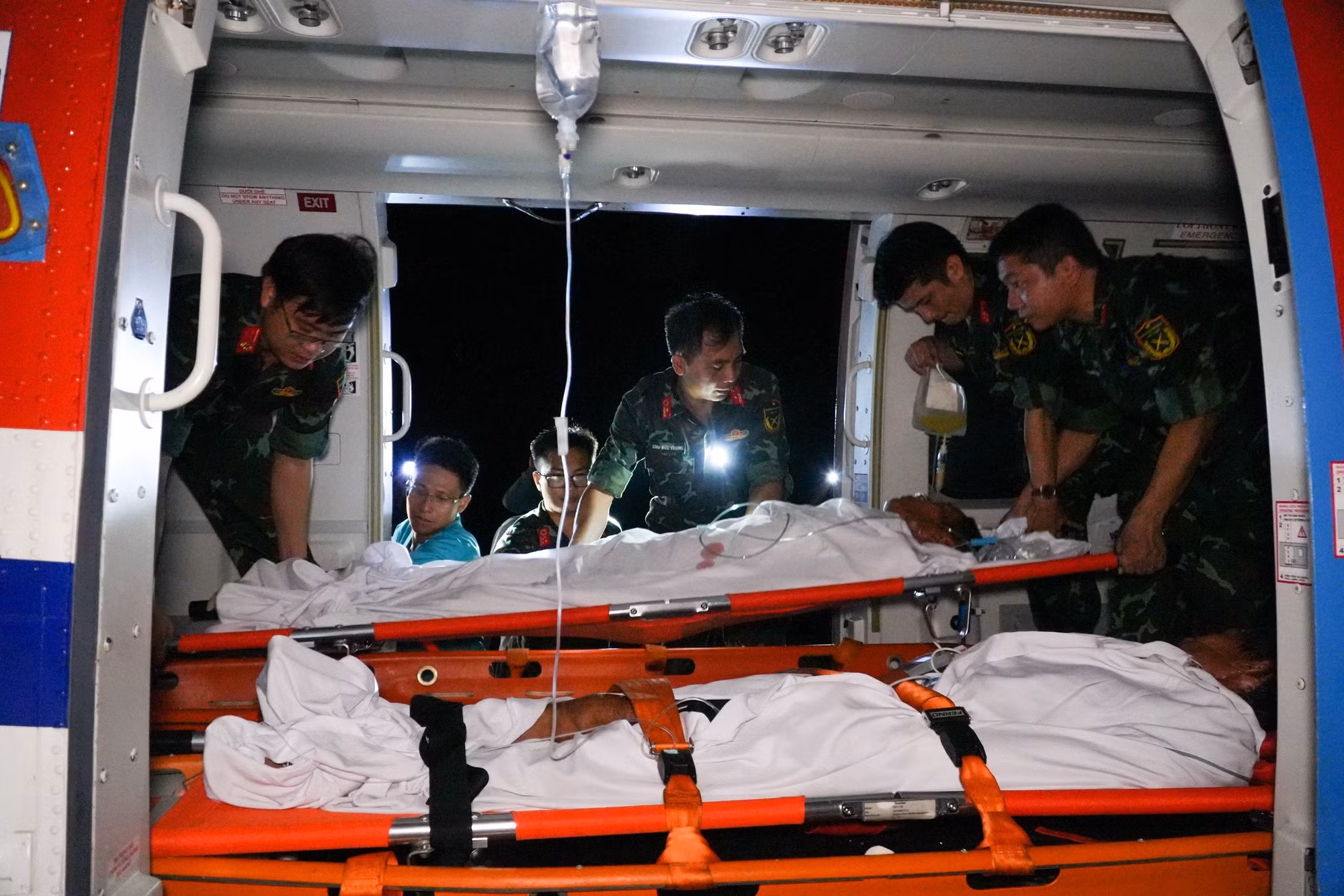 Đưa 2 bệnh nhân nguy kịch từ đảo Trường Sa về đất liền điều trị -0