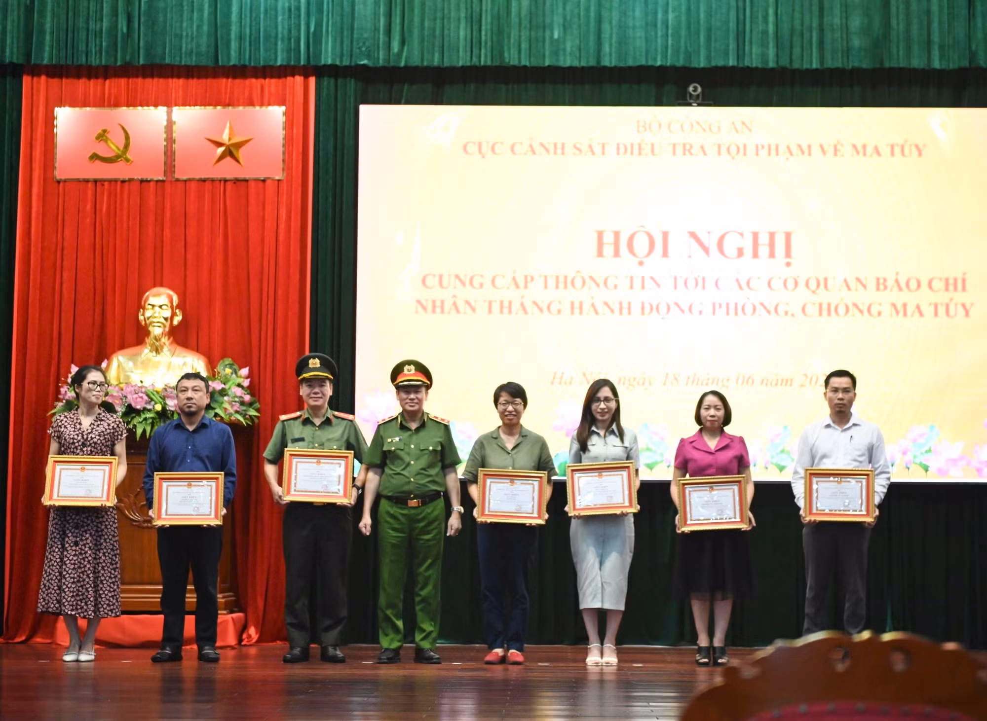 Khen thưởng tập thể, cá nhân có thành tích xuất sắc trong đấu tranh, tuyên truyền các chuyên án ma túy lớn -0