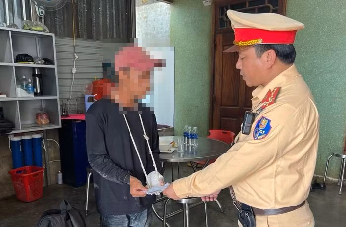 CSGT Công an Đắk Nông hỗ trợ thanh niên bị gãy tay gặp khó khăn trở về nhà an toàn -0