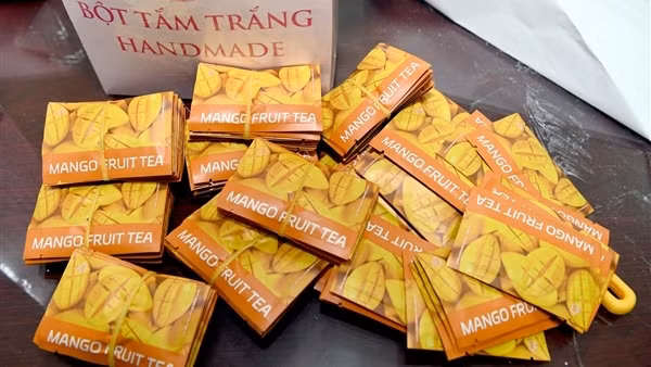 Cận cảnh ma túy&nbsp;nước vui “trà xoài” ngụy trang trong bột tắm trắng để vận chuyển