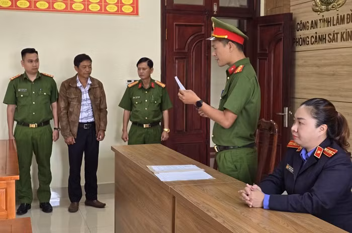Để “cát tặc” khai thác 6.000m3, Chủ tịch, Phó Chủ tịch xã bị bắt -0