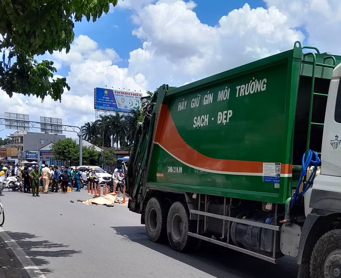 Va chạm với xe rác, người phụ nữ thiệt mạng thương tâm -0