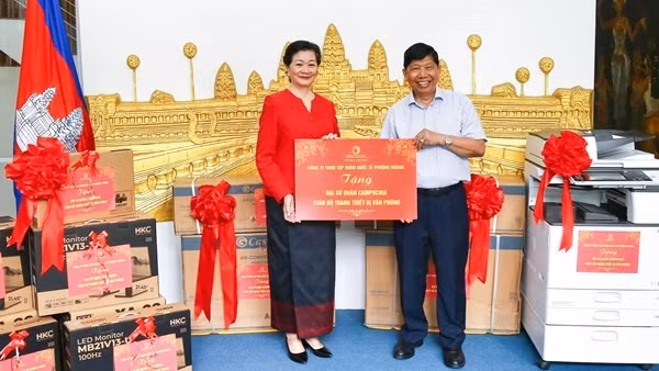 Trao tặng Đại sứ quán Campuchia thiết bị văn phòng thiết yếu