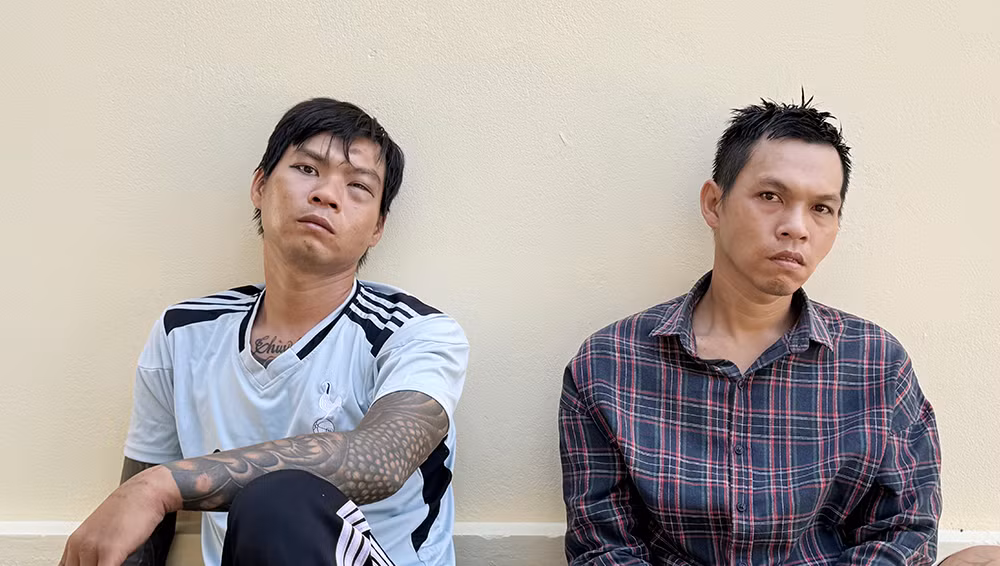 Bắt 2 anh em ruột bị truy nã đặc biệt nguy hiểm, thu nhiều súng cùng hung khí -0