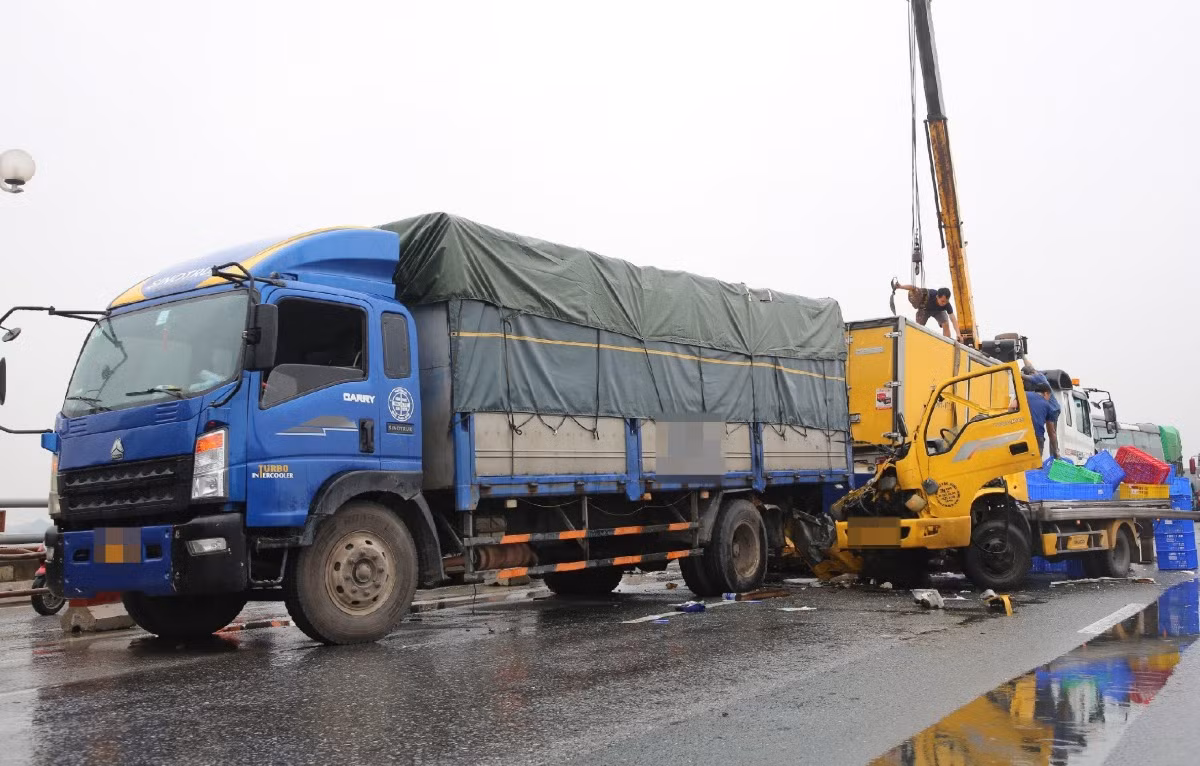 Hai xe tải tông nhau trên cầu Thanh Trì, đường Vành đai 3 tê liệt -0
