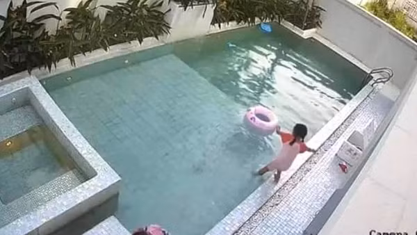Cháu gái còn lại trong vụ 2 chị em ruột đuối nước ở bể bơi đã tử vong