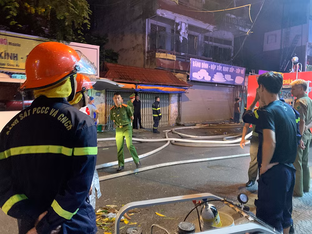 Đang cháy lớn tại ngôi nhà 6 tầng trên phố Định Công Hạ, có người mắc kẹt -0