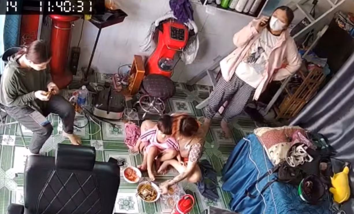 Biết có camera nhưng vẫn móc trộm vàng trong tiệm gội đầu -0