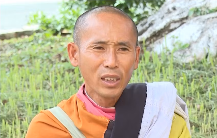 Ông Lê Anh Tú (Thích Minh Tuệ) cảm ơn Công an Gia Lai khi nhận căn cước công dân -0