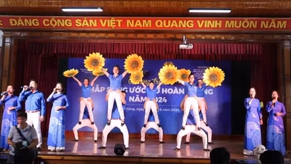 Xúc động chương trình “Thắp sáng ước mơ hoàn lương”