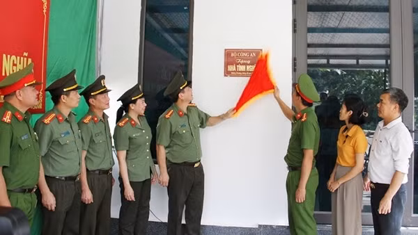 Công an tỉnh Lào Cai trao 2 nhà tình nghĩa cho CBCS