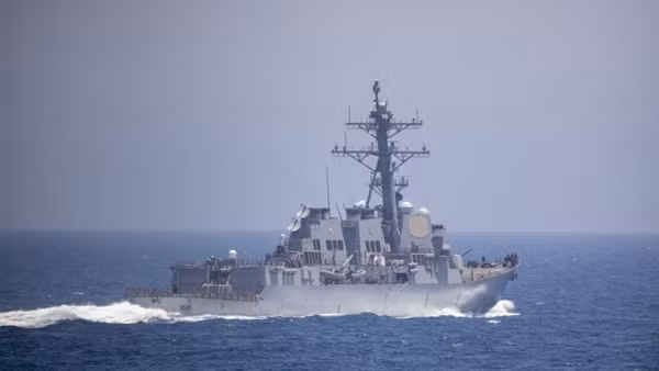 Houthi tuyên bố nã tên lửa đạn đạo tấn công chiến hạm Mỹ