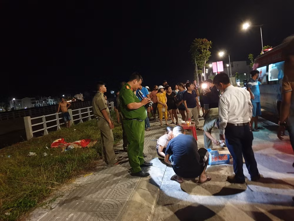 Vui chơi gần kênh sinh thái, 2 cháu bé đuối nước -0