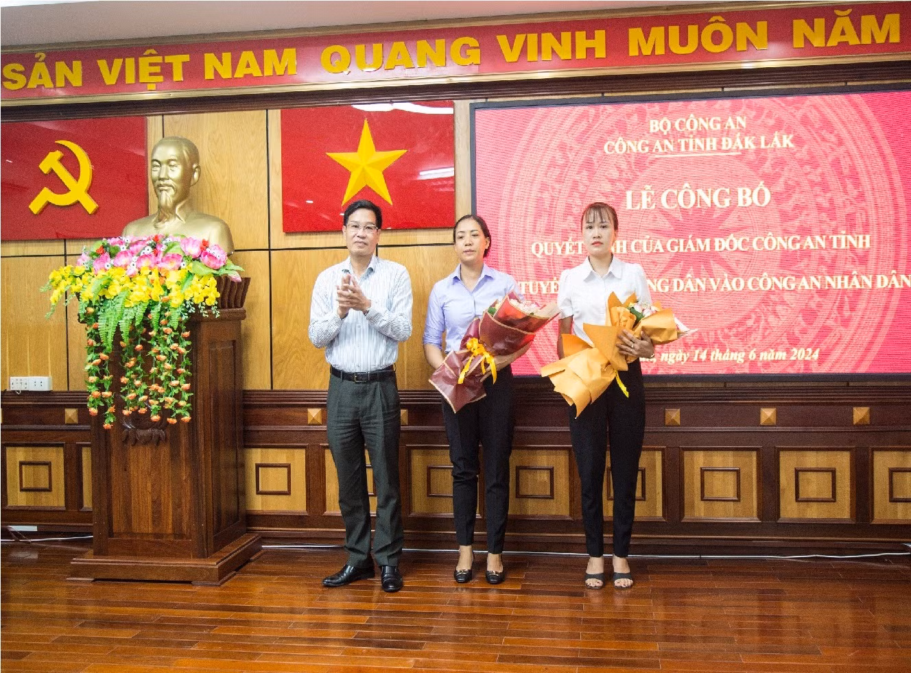 Vợ 2 liệt sỹ Công an hy sinh trong vụ khủng bố ở Đắk Lắk được tuyển dụng vào ngành Công an -0