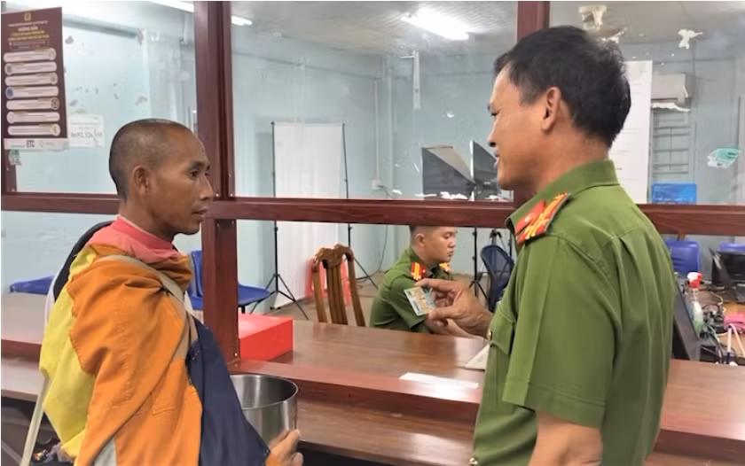 Ông Lê Anh Tú (Thích Minh Tuệ) cảm ơn Công an Gia Lai khi nhận căn cước công dân -0