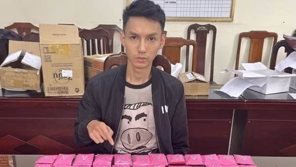 Khởi tố đối tượng mua, bán thuốc lá điện tử chứa tinh dầu cần sa