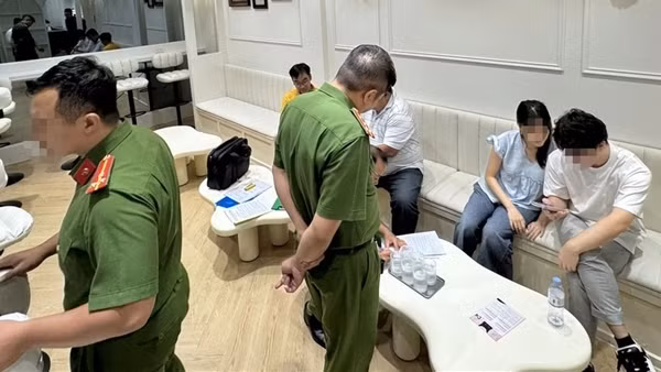 Xử phạt chủ quán cà phê lắp kính một chiều để dụ khách hẹn hò ghép đôi