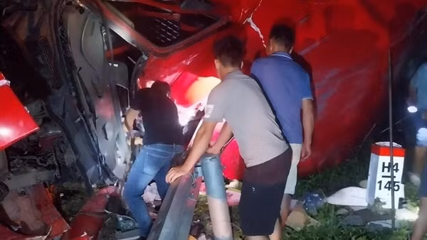 Bàn giao thi thể lái xe ô tô đầu kéo tự gây tai nạn trên đèo