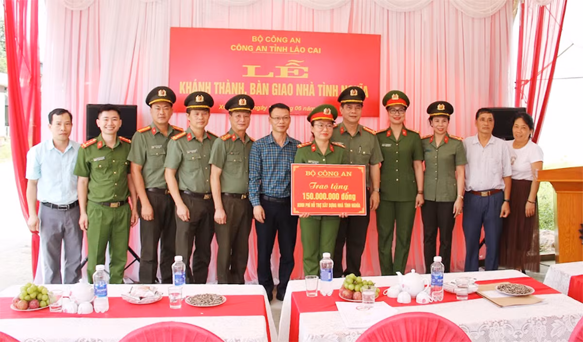 Công an tỉnh Lào Cai trao 2 nhà tình nghĩa cho CBCS -0
