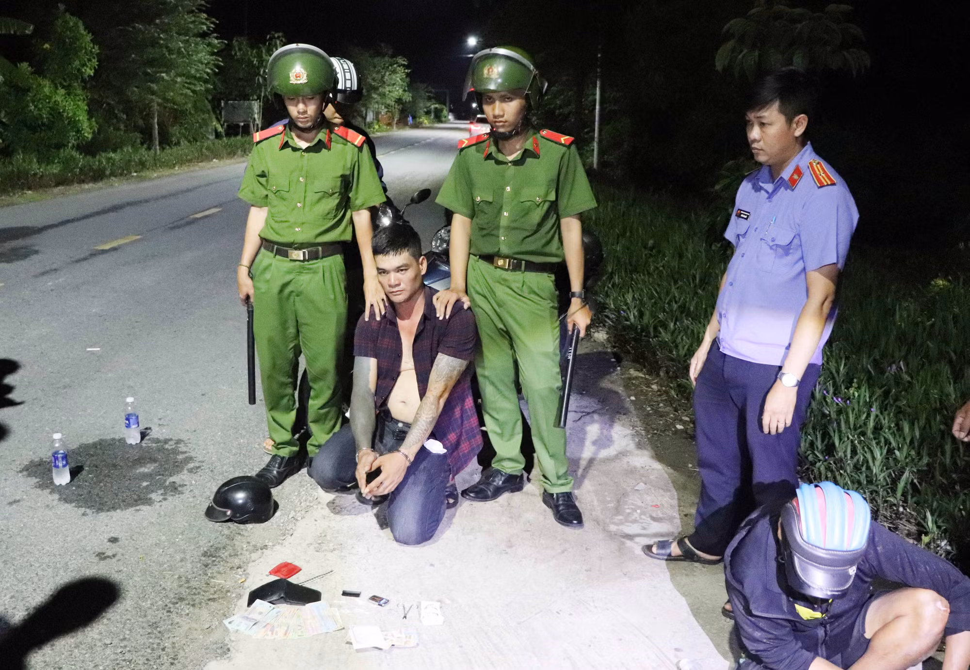 Triệt phá 3 vụ tàng trữ, mua bán “cái chết trắng” trong một ngày -0