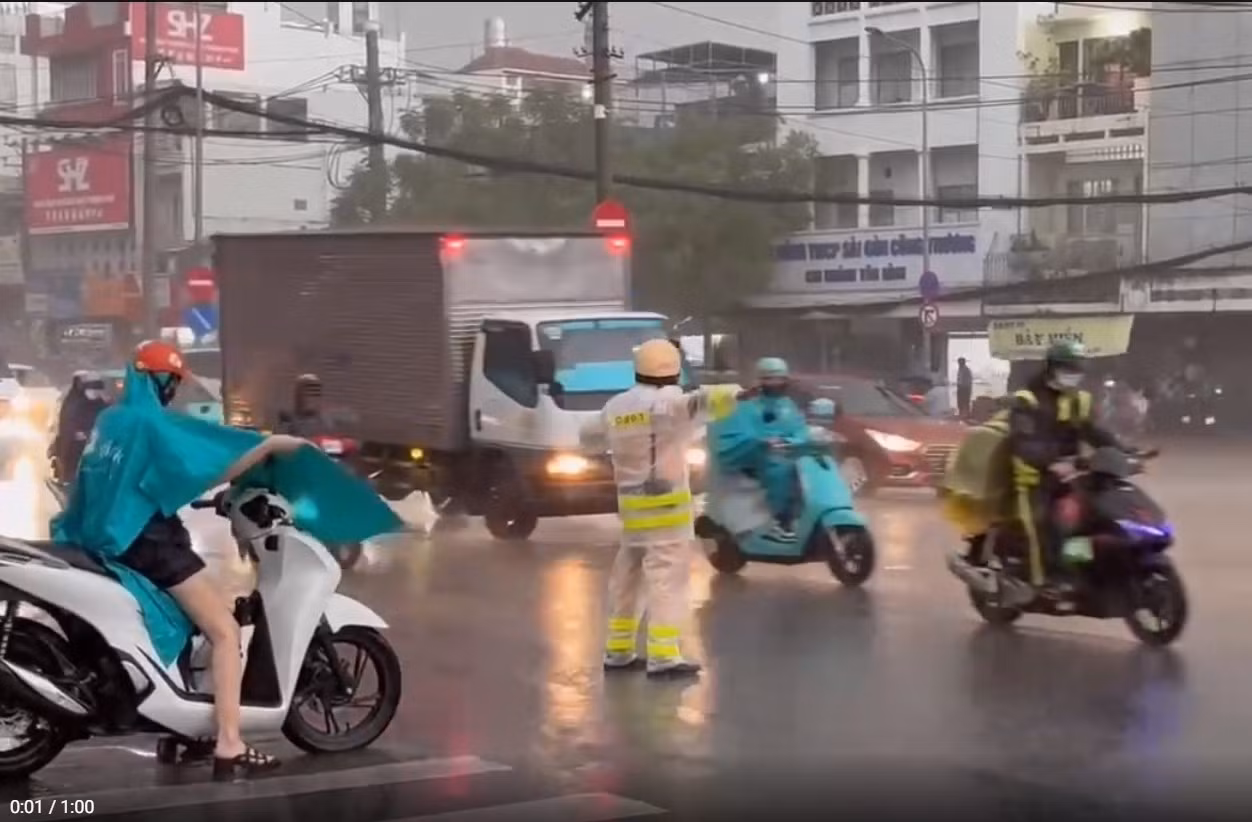 &nbsp;&nbsp;&nbsp; Mưa đá, sự cố cây ngã trong cơn mưa lớn kèm dông lốc ở TP Hồ Chí Minh -2