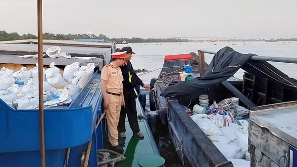 CSGT mật phục, bắt nhóm trộm cắp tài sản