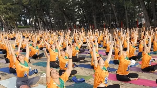 Hơn 600 người đồng diễn nhân Ngày quốc tế Yoga lần thứ 10