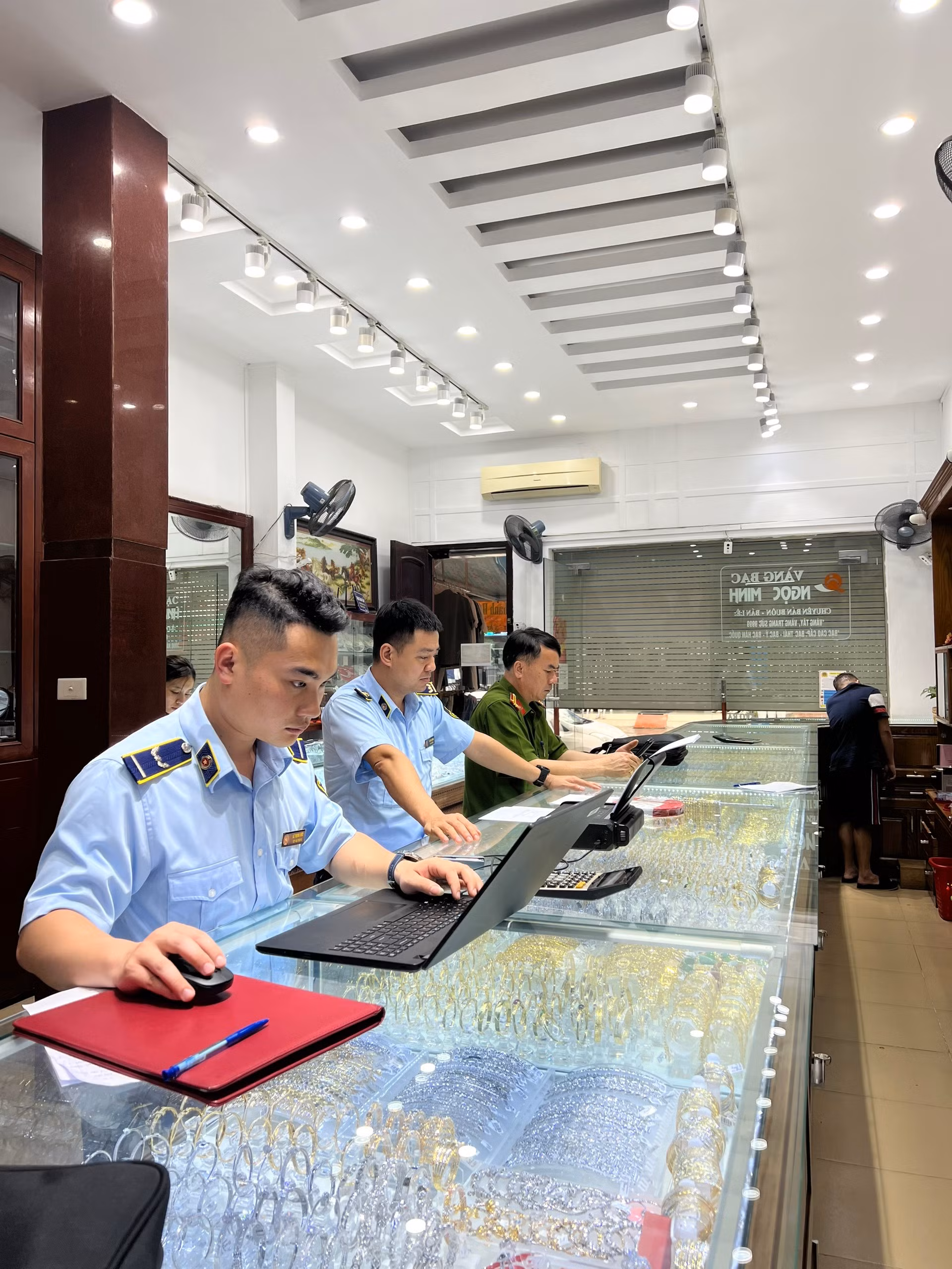 Giả mạo nhãn hiệu, 3 chủ tiệm bị phạt gần 400 triệu đồng -0