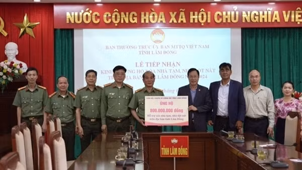 Công an tỉnh Lâm Đồng ủng hộ Quỹ xóa nhà tạm 800 triệu đồng