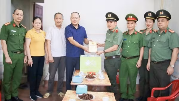 Thăm hỏi cán bộ Công an bị phơi nhiễm HIV trong quá trình thực hiện nhiệm vụ