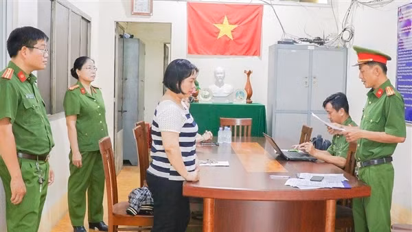 Lừa vay tiền để chuộc sổ đỏ, chiếm đoạt 950 triệu đồng
