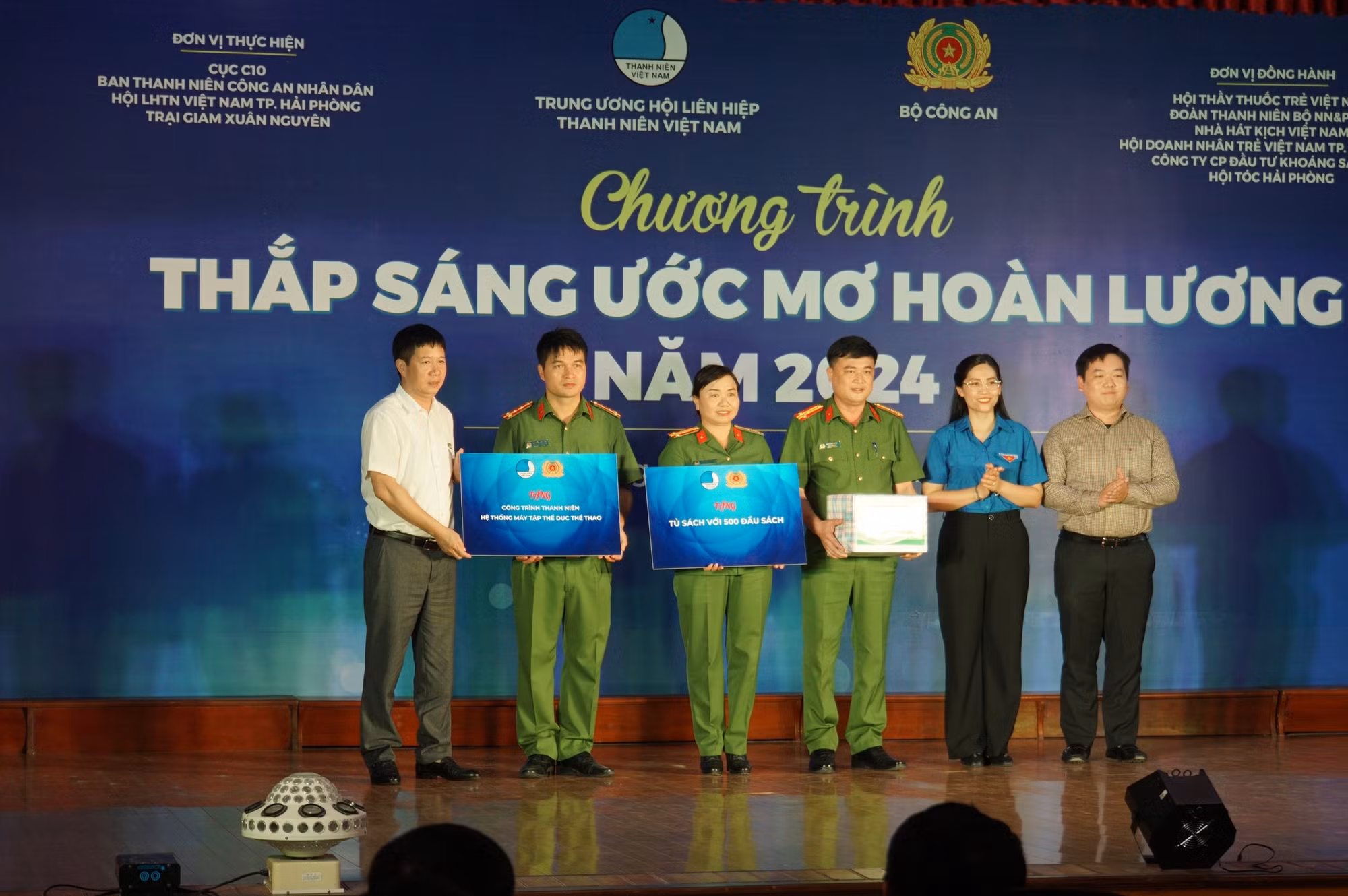 Xúc động chương trình “Thắp sáng ước mơ hoàn lương” -0