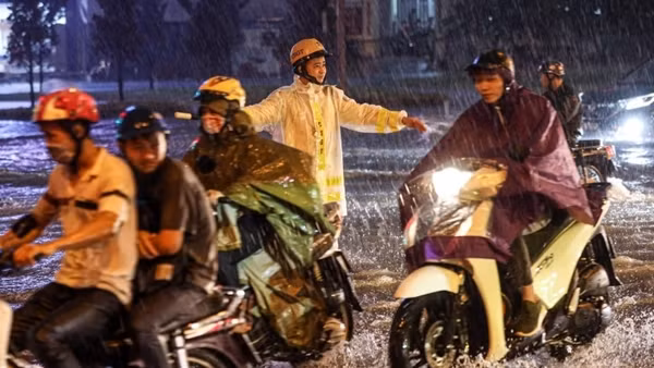 Thủ đô Hà Nội và các tỉnh thành phía Bắc ngày nắng, chiều tối mưa dông