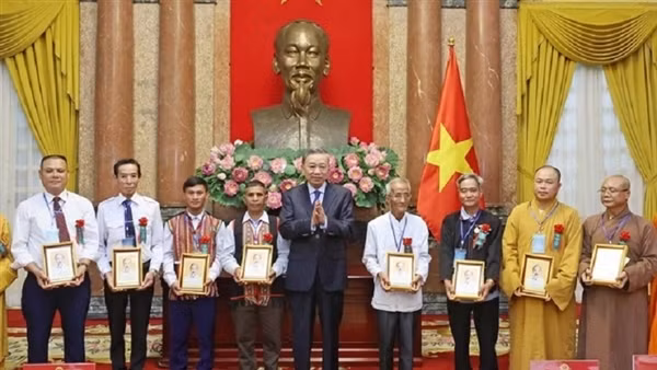 Chăm lo tốt hơn đời sống vật chất, tinh thần của đồng bào dân tộc thiểu số
