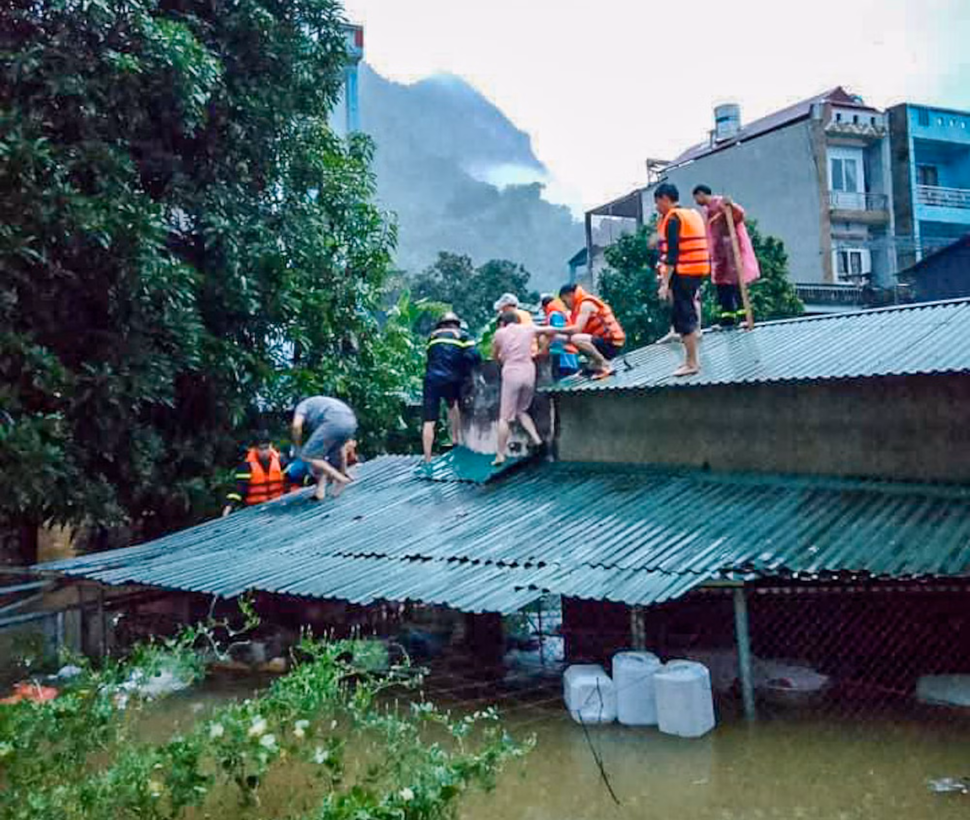 CSGT Hà Giang ứng trực, hỗ trợ người dân và du khách trong mưa lũ -1