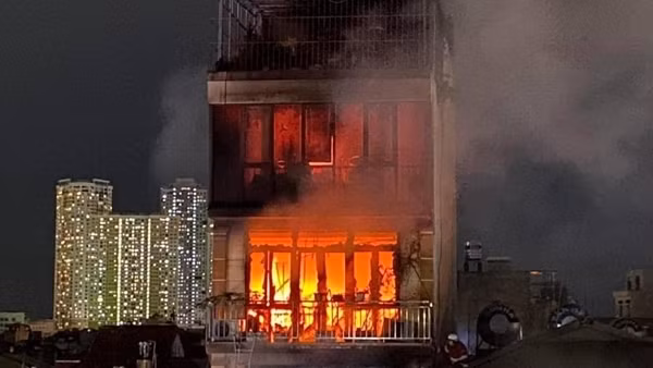Cháy lớn tại ngôi nhà 6 tầng trên phố Định Công Hạ, có người mắc kẹt