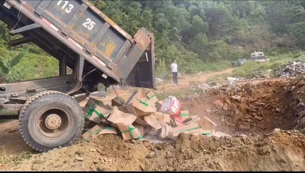 Phát hiện, xử lý và tiêu huỷ gần 20 tấn chân gà đông lạnh -0