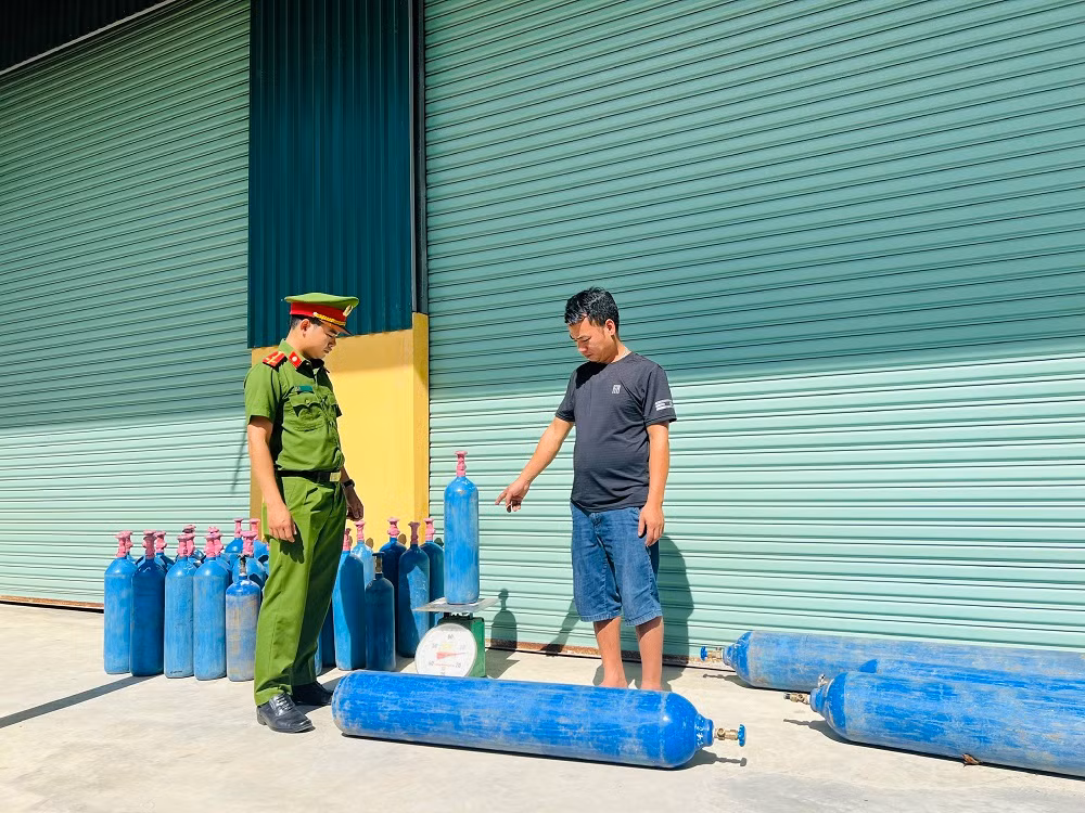 Phát hiện xe tải chở khí cười từ phía Bắc vào TP Hồ Chí Minh tiêu thụ -0