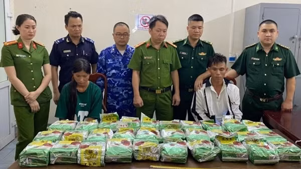 Bắt đôi vợ chồng vận chuyển 30kg ma túy đá